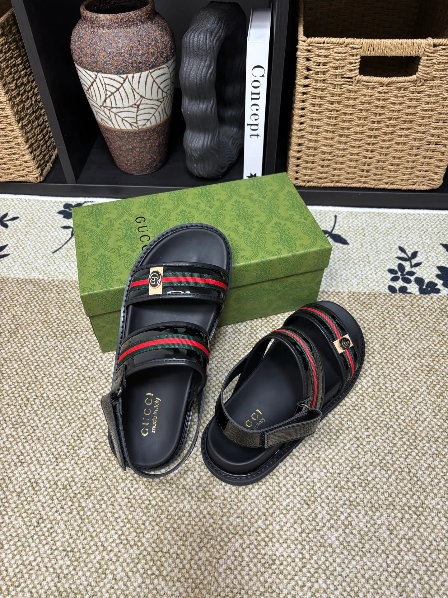 Factory 💰 300 yuan Gucci slippers] high-end men's shoes brand official website 1:1 latest masterpiece: original mold customization, the fabric is made of imported original materials, upgraded outsole, lighter and non-slip. The market's top quality, simple yet tasteful, a must-have for fashionistas, fashionable at your feet, full of confidence, the same style at the counter 👍The season of summer slippers is here. Code: 38-45 (45 customized)